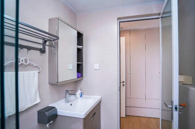 97㎡現代三居，原木色的布局，讓你生活充滿溫暖